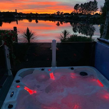Meridian Tattershall Lakes Escape - Lakeside Lodge Caravan With A Fishing Peg Luxury Hot Tub Kültér fotó