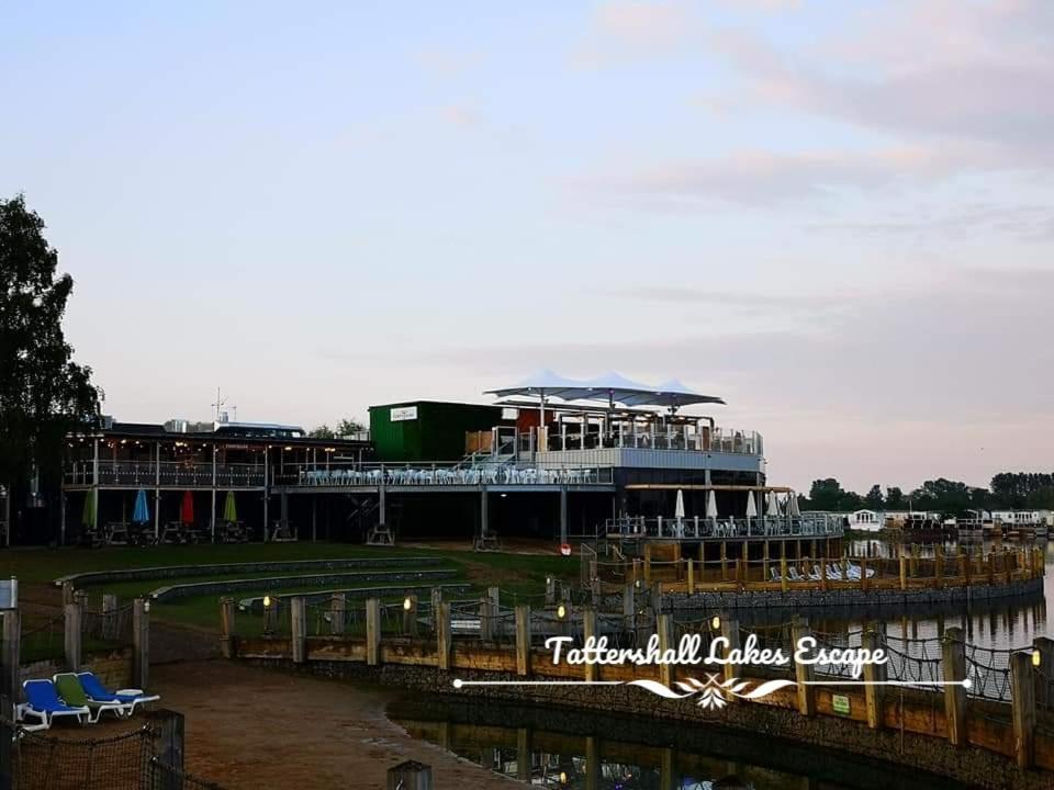Meridian Tattershall Lakes Escape - Lakeside Lodge Caravan With A Fishing Peg Luxury Hot Tub Kültér fotó