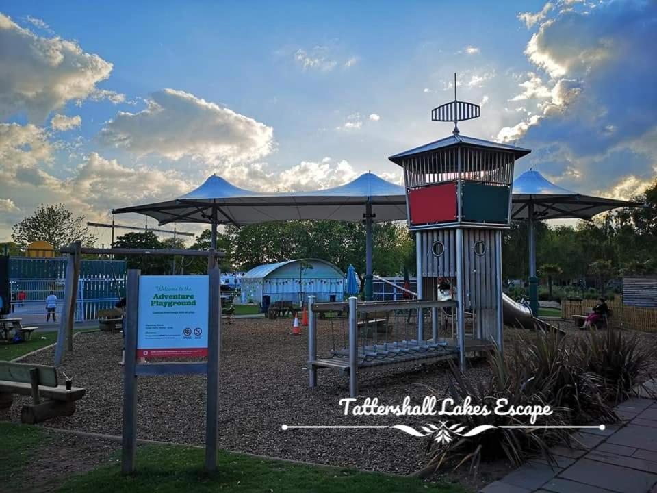 Meridian Tattershall Lakes Escape - Lakeside Lodge Caravan With A Fishing Peg Luxury Hot Tub Kültér fotó