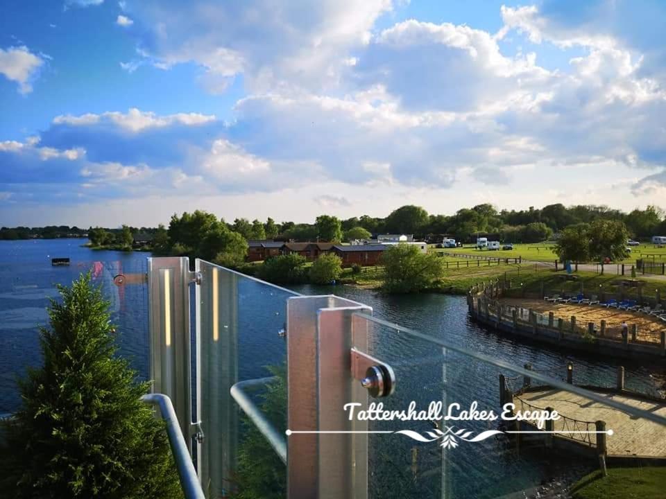 Meridian Tattershall Lakes Escape - Lakeside Lodge Caravan With A Fishing Peg Luxury Hot Tub Kültér fotó