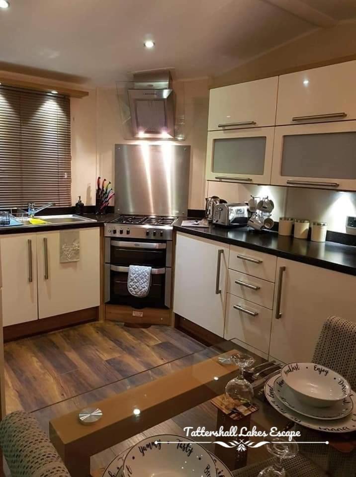Meridian Tattershall Lakes Escape - Lakeside Lodge Caravan With A Fishing Peg Luxury Hot Tub Kültér fotó