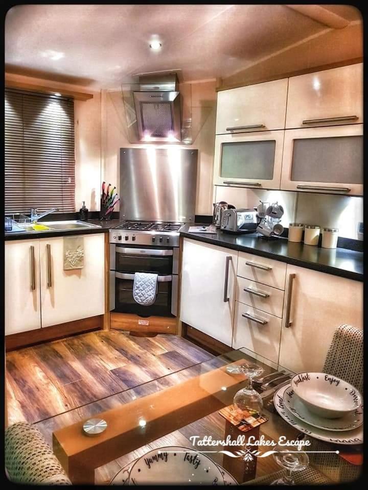 Meridian Tattershall Lakes Escape - Lakeside Lodge Caravan With A Fishing Peg Luxury Hot Tub Kültér fotó
