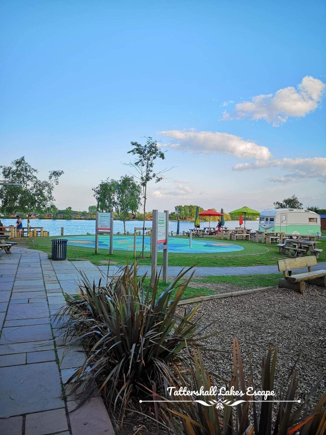 Meridian Tattershall Lakes Escape - Lakeside Lodge Caravan With A Fishing Peg Luxury Hot Tub Kültér fotó