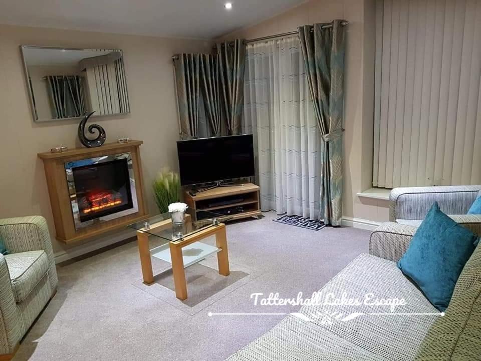 Meridian Tattershall Lakes Escape - Lakeside Lodge Caravan With A Fishing Peg Luxury Hot Tub Kültér fotó
