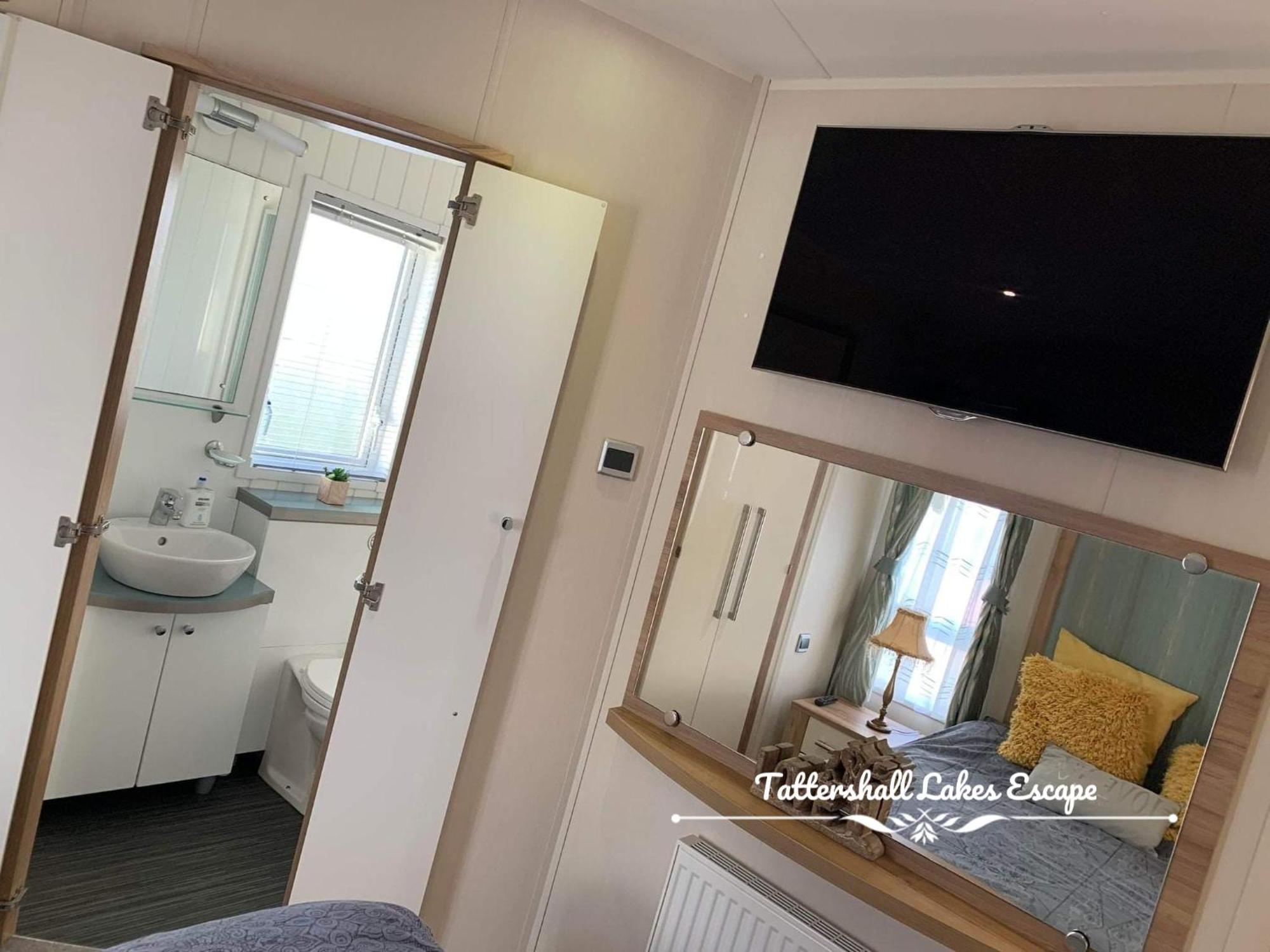 Meridian Tattershall Lakes Escape - Lakeside Lodge Caravan With A Fishing Peg Luxury Hot Tub Kültér fotó
