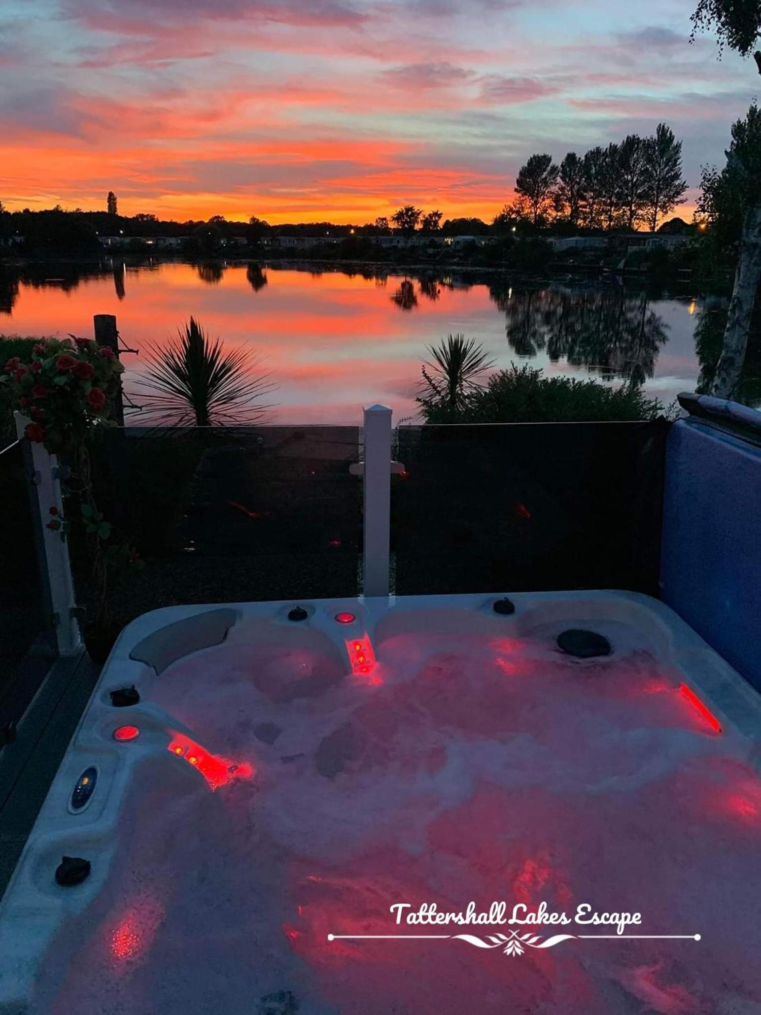 Meridian Tattershall Lakes Escape - Lakeside Lodge Caravan With A Fishing Peg Luxury Hot Tub Kültér fotó